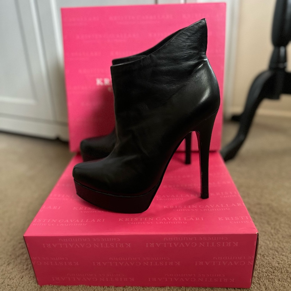 Kristin Cavallari x Chinese Laundry Black leather bootie 8.5 excellent cond